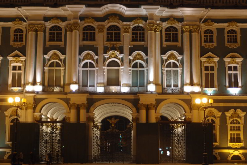 Hermitage - Gates of Winter Palace © www.foxtrotfilms