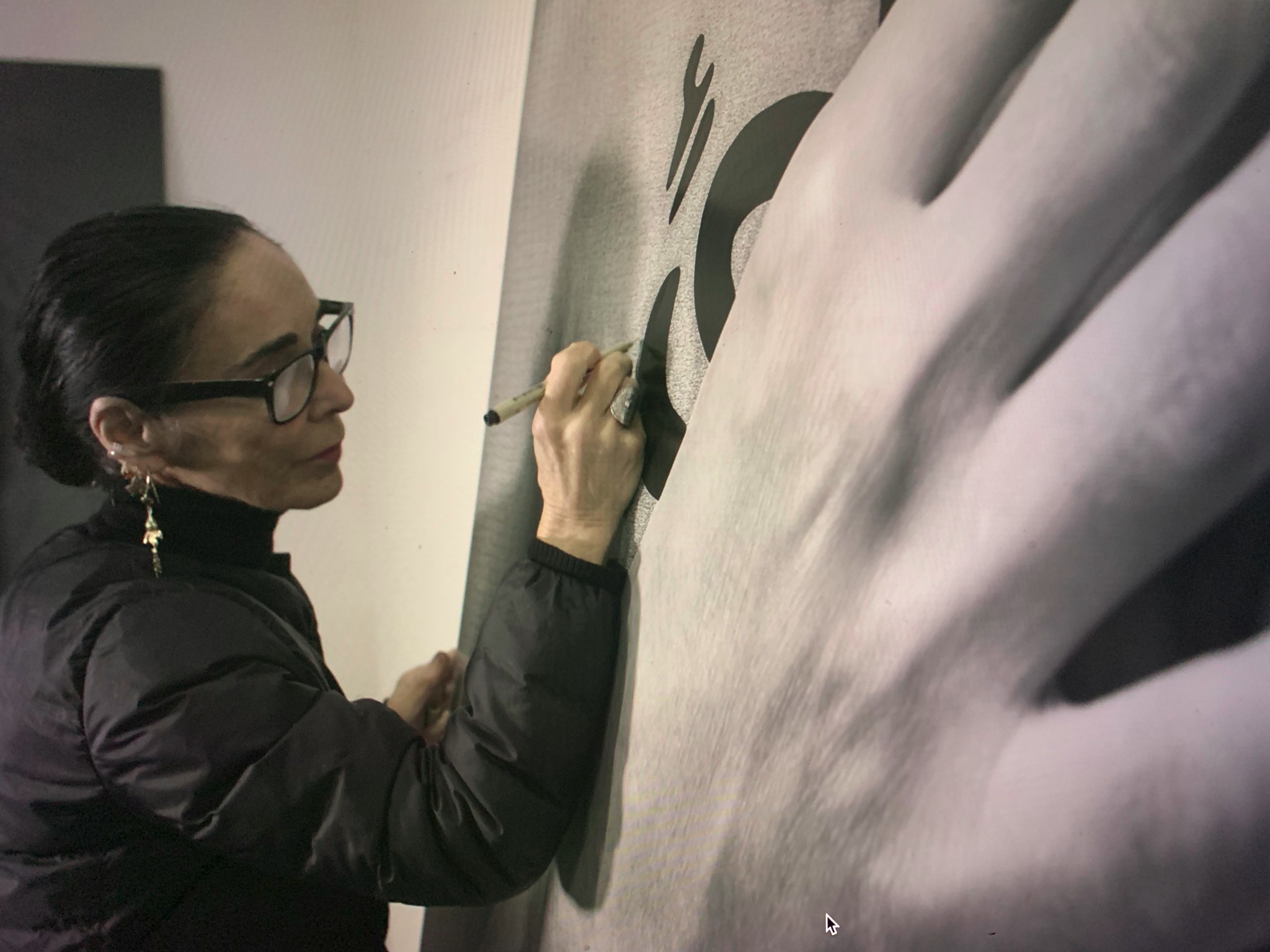 WAR PAINT. Artist Shirin Neshat at work. © www.foxtrotfilms.com